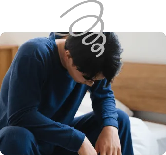 二日酔いで頭を抱えている人